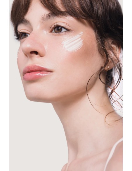 The Radiant Silk Sunscreen 50+ spf HOLISI (50 ml)